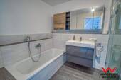 Bad mit Wanne und Dusche - 