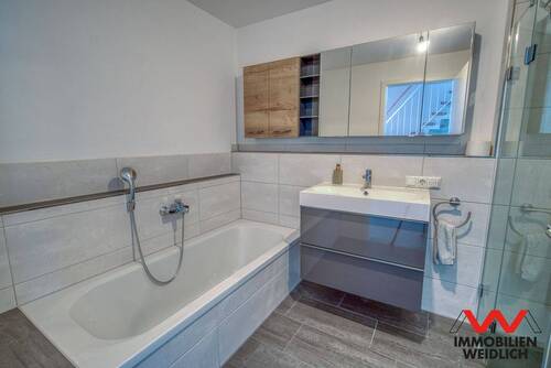 Bad mit Wanne und Dusche - 