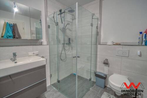 Bad mit Wanne und Dusche - 