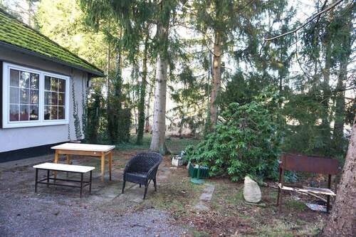 Sitzgelegenheit am Haus - 