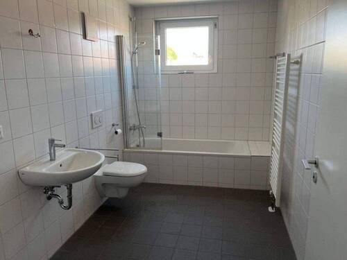 Bad mit Badewanne, Handtuchheizkörper - 