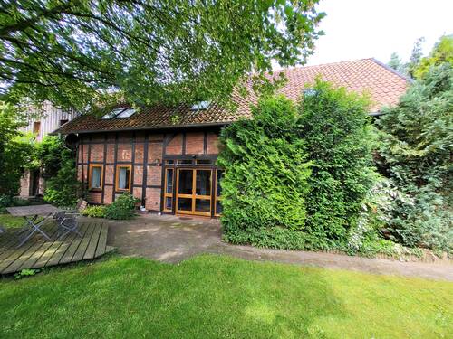 021 links Garten.jpg - Charmantes Fachwerkhaus mit viel Platz, schönem Garten und großem Carport - 2 Wohneinheiten
