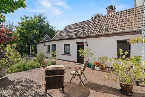 Sonnenterrasse (45m² gepflastert) vor dem Wohn- und Esszimmer. - 