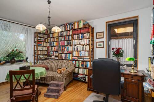 Flexibel nutzbarer Wohnraum (18,00m²) mit Echtholzdielenboden neben dem Wohn- und Esszimmer. - 