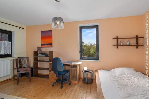 Drittes Schlaf- oder Kinderzimmer (16,71m²), ebenfalls mit Echtholzdielenboden. - 