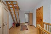 Flur im Obergeschoss (14,98m²) mit Treppe ins Dachgeschoss. - 