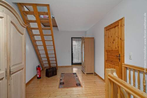 Flur im Obergeschoss (14,98m²) mit Treppe ins Dachgeschoss. - 