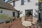 Wind- und sichtgeschützte Sonnenterrasse vor dem Wohn- und Esszimmer ... - 