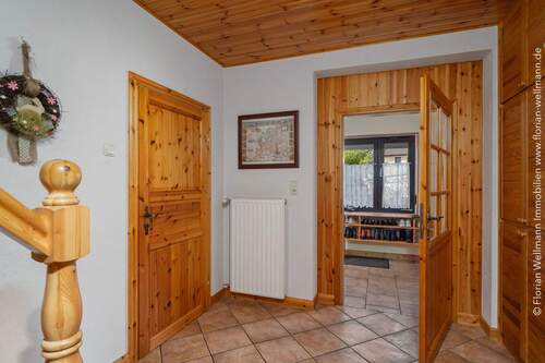 ... mit Windfang (6,57m²) vor der Diele. Links die Tür zur Küche. - 7 Zimmer Einfamilienhaus in Oyten