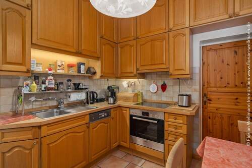 Küche (9,09m²) mit komplett ausgestatteter Einbauküche mit Holztüren, ... - 