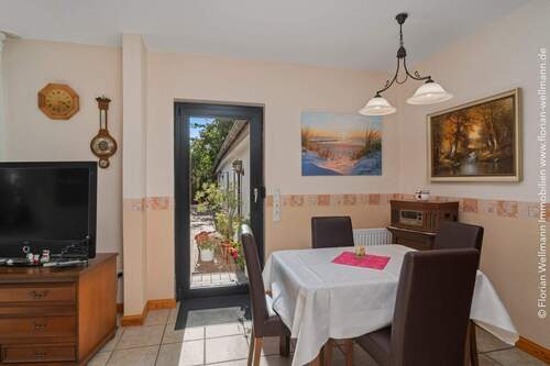 Wohn- und Esszimmer (28,44m²) mit Zugang zur Terrasse. - 