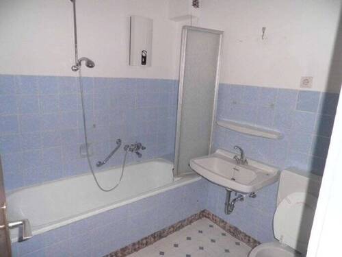 Badezimmer mit Badewanne - 