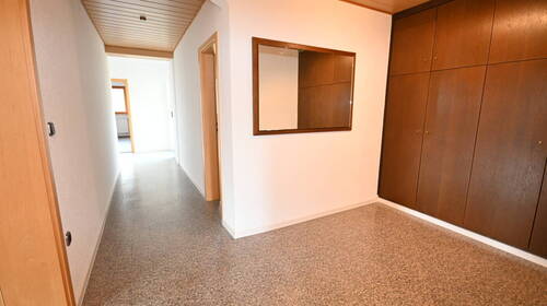 Diele mit praktischem Einbauschrank - 