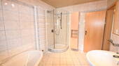 ...und komfortabler Dusche - 