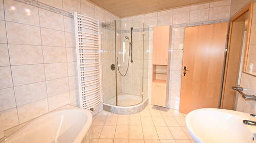 ...und komfortabler Dusche - 