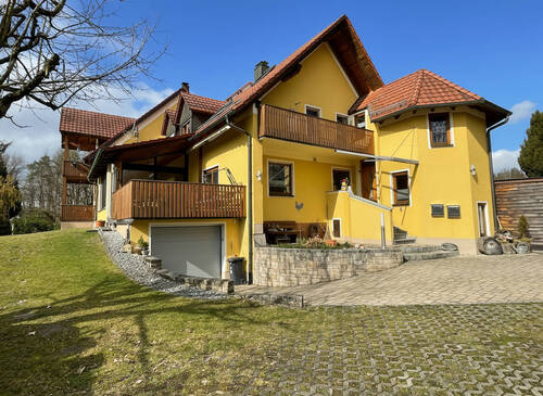 Ihr neues idyllisch gelegenes Zuhause - Ruhig gelegen & großzügig geschnittene 4-Zimmer-EG-Wohnung mit zwei Kfz-Stellplätzen bei Berg