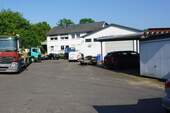 Hofansicht vom Haus - *** Mehrfamilienhaus mit großem Hof, Hallen, Werkstätten und Wiese direkt in Homberg zu verkaufen***