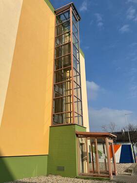 Seitenansicht mit Fahrstuhl - 2 Zimmer Etagenwohnung in Bitterfeld-Wolfen