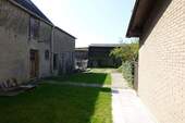 Zwischen Haus und kl. Stall - 