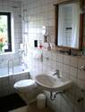 Bad mit Badewanne/Dusche - 