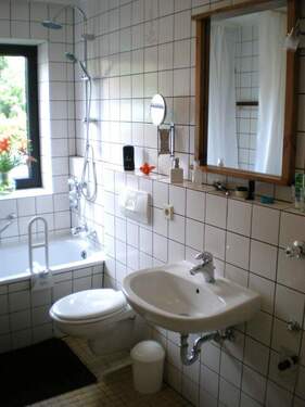 Bad mit Badewanne/Dusche - 
