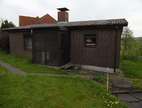 Bild 1 - kleines Einfamilienhaus mit Kamin und Grundstück