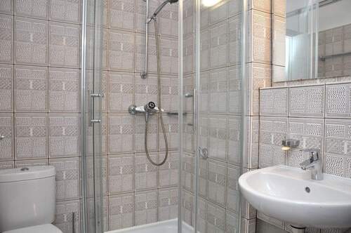 Bad im Erdgeschoss, mit Dusche - 