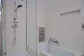 Ensuite-Bad im Souterrain, mit Wanne - 