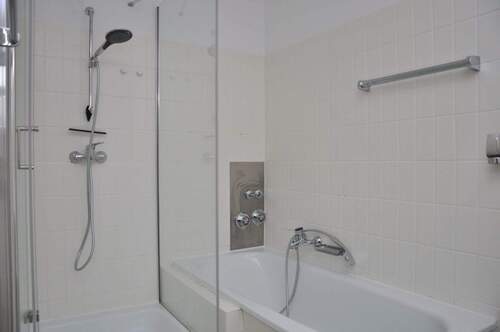 Ensuite-Bad im Souterrain, mit Wanne - 