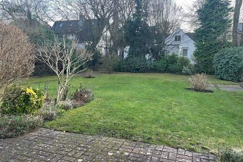 Blick in den Garten - 3 Zimmer Etagenwohnung zum Kaufen in Hamburg