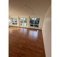 Hamburg-Sasel: Barrierefreie 3,5-Zi.-Wohnung (117 m²) mit Aufzug & 2 TG-Plätzen