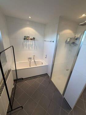 Hauptbad Dusche/Badewanne - 