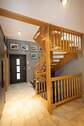 Treppenhaus und Hauseingang - 