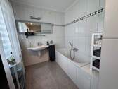 Bad mit Wanne und Dusche - 