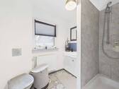 Gäste-WC mit Dusche - 