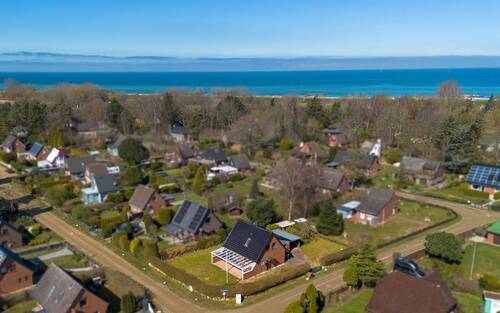Ihr Logenplatz an der Ostsee – nur etwa 200 Meter trennen Sie vom feinsandigen Strand. - Ihr Logenplatz am Deich: In ca. 200m auf Augenhöhe mit den Kapitänen