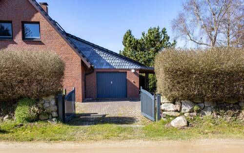 Öffnen Sie das Tor zu Ihrer eigenen Küstenoase auf ca. 696 m² Eigenland und genießen Sie das Privileg, direkt am Deich willkommen zu sein. - 4 Zimmer Ferienhaus in Wisch