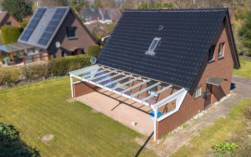 Außenansicht des großen Gartens und der großzügigen überdachten Terrasse. - 