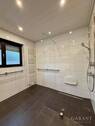 Badezimmer mit bodengleicher Dusche - 