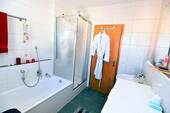 Bad mit Wanne und Dusche - 3 Zimmer Etagenwohnung in Roth