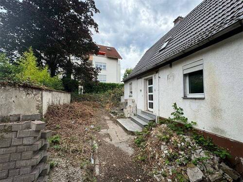 Hausansicht - +++ KLEINES, ABRISSBEDÜRFTIGES EFH MIT ANBAU UND HOFBEREICH FÜR DEN HANDWERKER +++