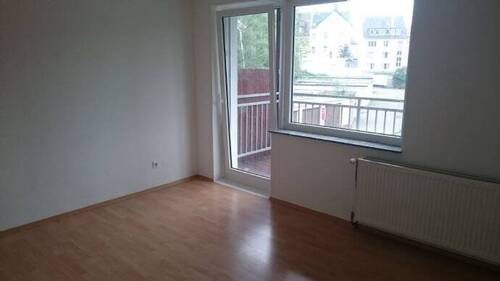Wohnzimmer mit Balkon - Helle, schöne Wohnung mit Balkon in der Posthofstraße