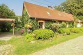 Blick Doppelhaus - Mehrfamilien-Doppelhaus: eigene Wohnung, vermietete Einheit & Bungalow in Feldrandlage
