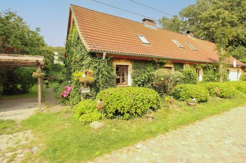 Blick Doppelhaus - Mehrfamilien-Doppelhaus: eigene Wohnung, vermietete Einheit & Bungalow in Feldrandlage