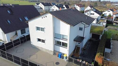 Vorderansicht - charmantes Zweifamilienhaus - Entspanntes Wohnen im Herzen von Hasselroth