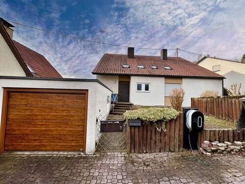 Außenansicht - 7 Zimmer Etagenwohnung zum Kaufen in Leonberg