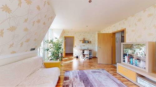 Dachgeschoss Wohnzimmer mit Balkon - 