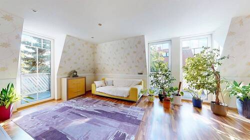 Dachgeschoss Wohnzimmer mit Balkon - 