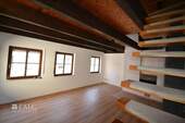 Wohnzimmer / Treppe zur Galerie - 