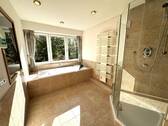 Wanne, Dusche und Sauna - 